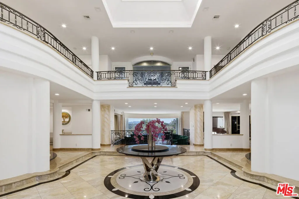 24366 La Masina Court, Calabasas, California 91302 home-pic-2